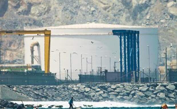 На фото: вид на резервуар для хранения нефти в порту Эль-Фуджайра.