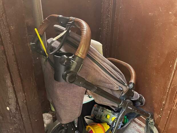 Жительница Мурино заплатила штраф за то, что бросила годовалую на лестнице