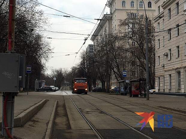 Улицы обрабатывают спецраствором Фото: Наталья ВАРСЕГОВА