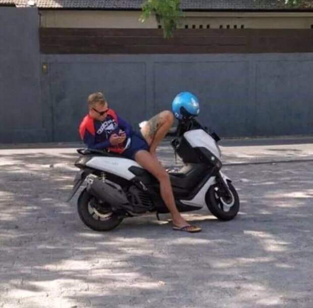 Присмотрись еще раз — никакой девушки на мотоцикле нет!