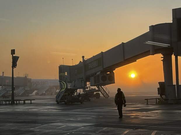 Москвичи застряли в Стамбуле из-за врезавшейся в их самолет машины