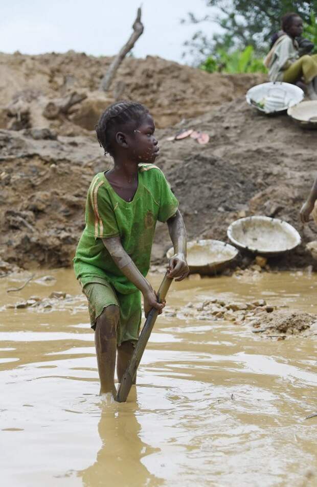 Маленькие рабы на добыче золота в ЦАР | Фото: AFP