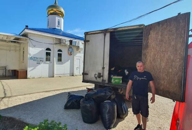 Прихожане храма Георгия Победоносца собрали девять мешков вещей для благотворительного фонда