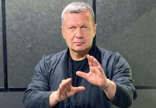 Сотрудницу "Кофемании" якобы уволили по требованию Владимира Соловьёва