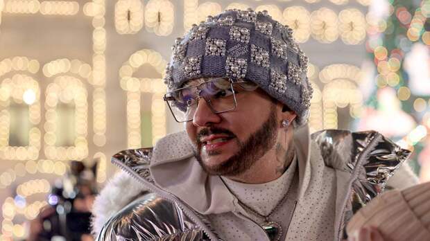 «Рассовываю деньги»: Киркоров рассказал о своем отношении к чаевым