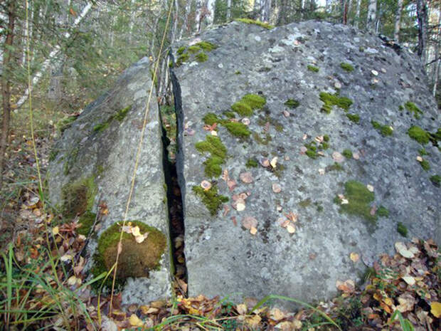 Огромные валуны, распиленные в древности не понятно зачем и как