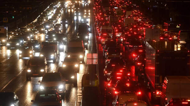 Москва «встала» в 10-балльных пробках из-за снегопада