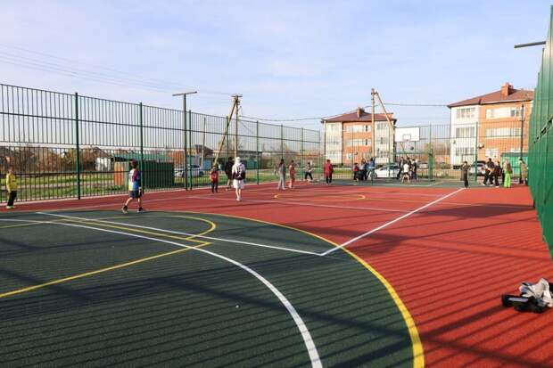 В Тахтамукайском районе обустроено футбольное поле и построена детская игровая площадка