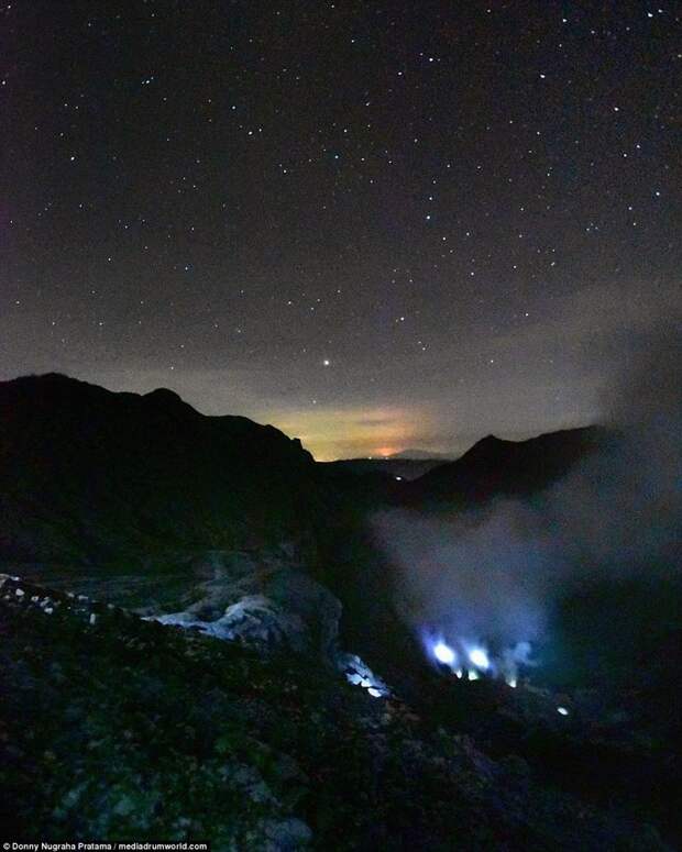 Вулкан в Индонезии, который горит синим пламенем вулкан, выбросы, газ, газы, индонезия, познавательно, сера, туристу на заметку