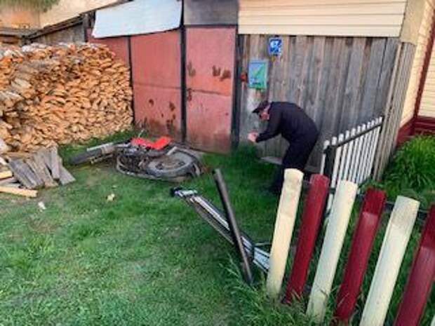 В Свердловской области родители ответят за сына-мотогонщика, снёсшего забор