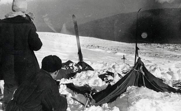 На фото: палатка группы Дятлова, частично раскопанная от снега