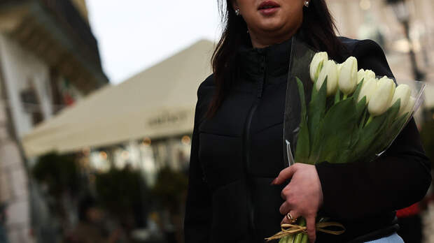 Сотрудники Русского дома раздали цветы жительницам Тель-Авива под обстрелами