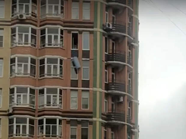 «Самоизолированные» начали бросаться из окон тяжелыми предметами