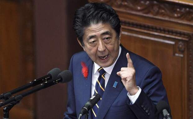 На фото: премьер-министр Японии Синдзо Абэ на внеочередной сессии парламента в Токио