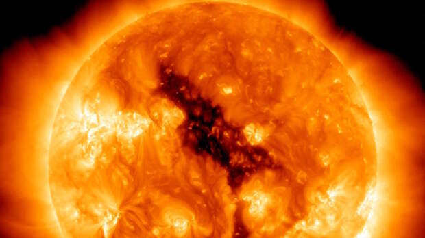 Крупная корональная дыра на Солнце резко увеличилась: как она может повлиять на геомагнитную обстановку на Земле