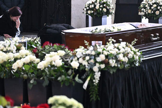 Прощание с режиссером Олейниковым завершилось на Троекуровском кладбище