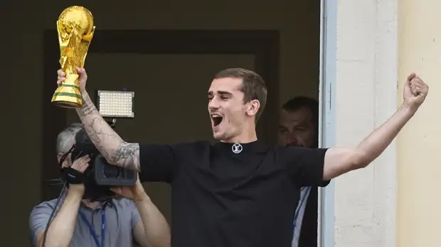 Французский футболист Гризманн привёз кубок ЧМ в родной город