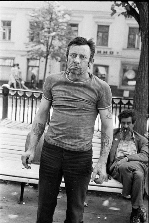 Бывший заключенный в одном из московских парков. СССР, Москва, 1970-е годы.