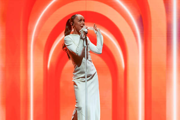 Певица Мари Краймбрери вышла в свет в платье за 638 тысяч рублей