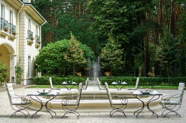 Двор с фонтаном «Кронон Парк Отеля»