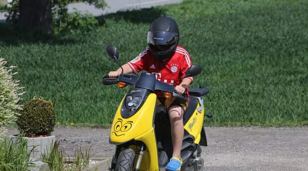 Оставили без присмотра: в Караганде подросток угнал мопед