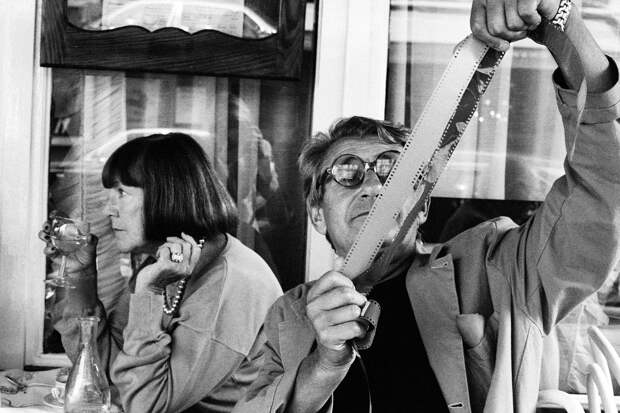 Хельмут Ньютон разглядывает плёночные негативы, слева его жена Джун Ньютон