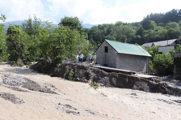 В посёлке Васильевка под Ялтой вода затопила 10 домов