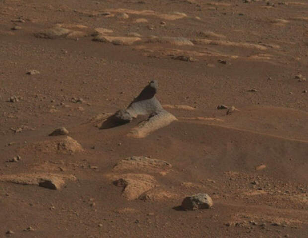 Одна из фотографий, которую использовали для панорамы, на ней видна изъеденная ветром марсианская скала. / Фото: bbc.com Одна из фотографий, которую использовали для панорамы, на ней видна изъеденная ветром марсианская скала. / Фото: bbc.com