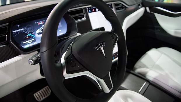 Водители больше не смогут играть за рулем Tesla: что говорят эксперты