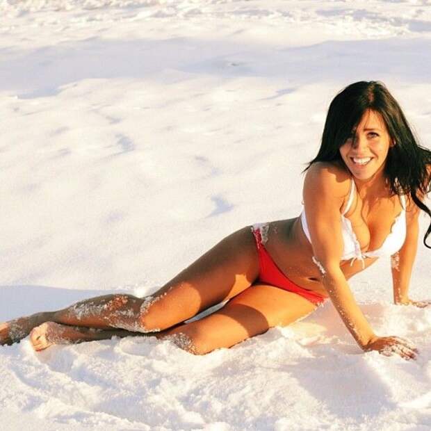 Девушек захлестнула мода фотографироваться полуголыми в снегу
