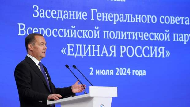 Медведев пошутил о странах, где начальники «блуждают на сцене»