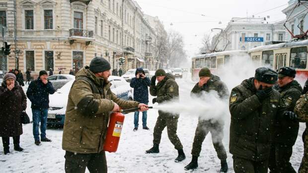 В Одессе мужчина распылил огнетушитель в сотрудников ТЦК и уехал