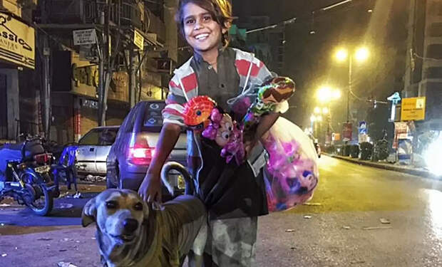 Бездомный ребенок отдал собаке свой свитер и за полгода этот поступок изменил его жизнь