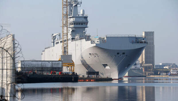 Вертолетоносец Владивосток класса Мистраль в порту города Сен-Назер, Франция. Архивное фото