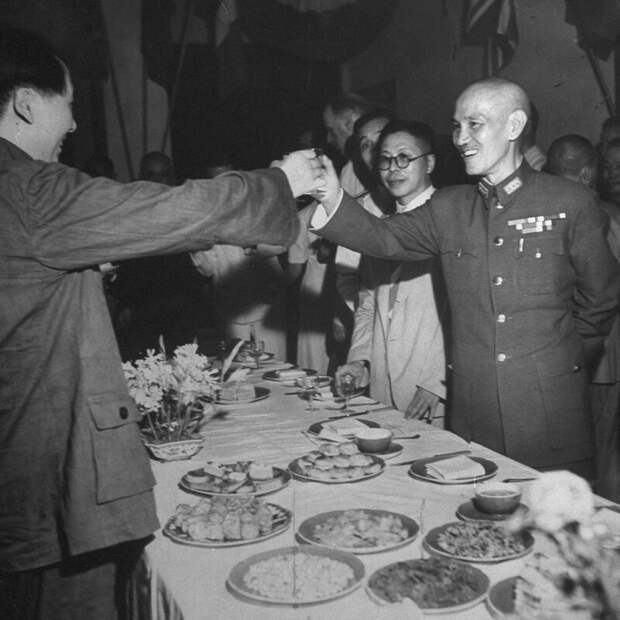Мао Цзэдун и Чан Кайши тостят в честь капитуляции Японии - Чунцин, сентябрь 1945 г.  история, люди, фото