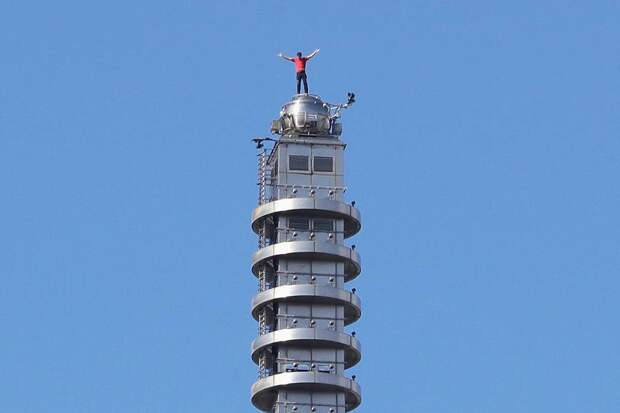 Американский скалолаз без страховки забрался на 500-метровый небоскреб