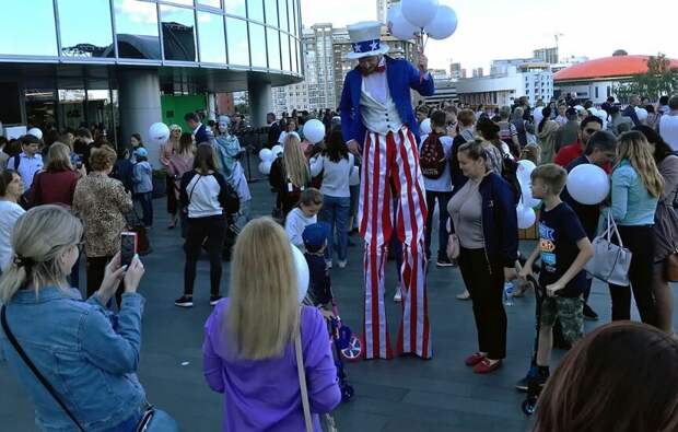 Празднование Дня независимости США в «Ельцин-центре», приуроченное к 25-летию работы консульства США в Екатеринбурге, 5 июля 2019 года (иллюстрации из открытых источников).
