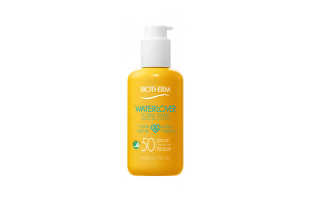 Солнцезащитное молочко для лица и тела Waterlover Sun Milk SPF 30, Biotherm быстро впитывается и не оставляет липкости на коже. Формула на 95% состоит из биоразлагаемых компонентов и включает SPF-комплекс Mexoblue, который отражает все виды ультрафиолетового излучения и не вредит окружающей среде. В состав также входят витамин E и фирменный компонент бренда — экстракт термального планктона, которые увлажняют кожу и борются со свободными радикалами