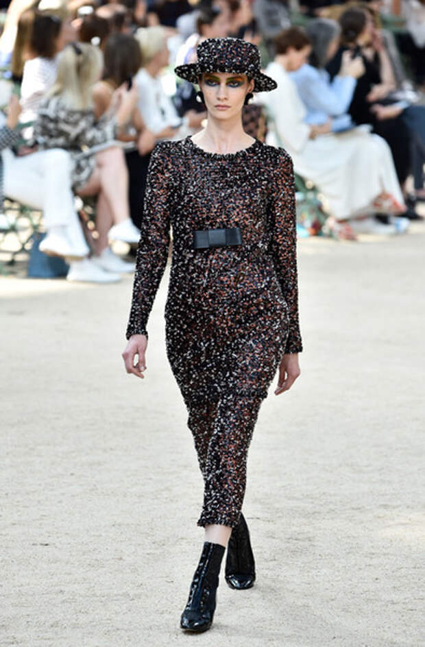 Шанель показ водолазка. Прическа шанель фото. Кейт мосс на подиуме. Дефиле в мехах. Пьерпаоло пиччоли валентино.