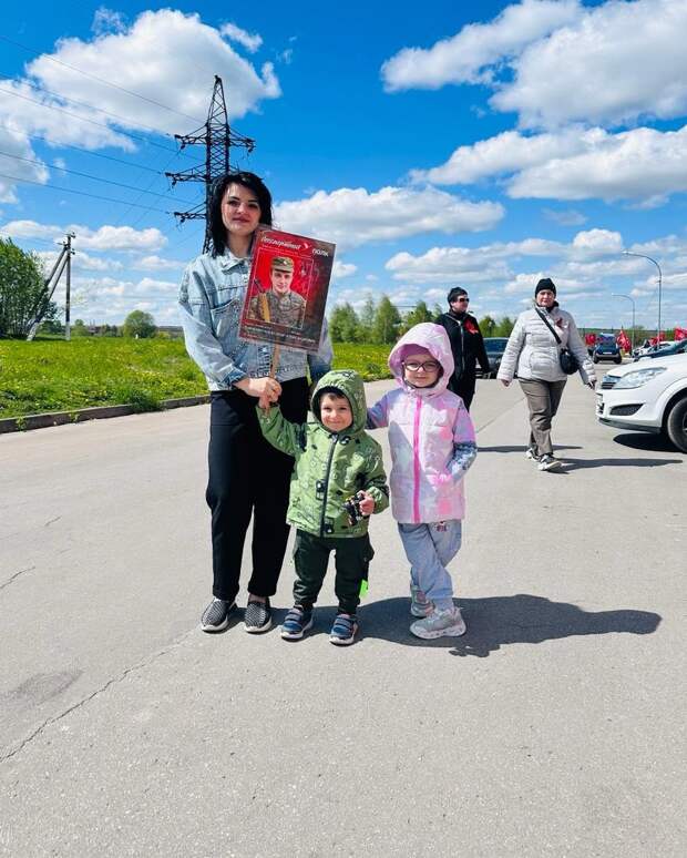 Родные с портретами Героев, работы Вадима Окладникова