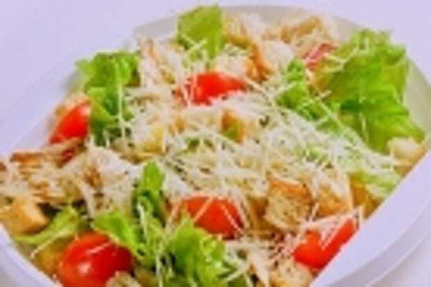 Салат Цезарь с курицей с помидорами