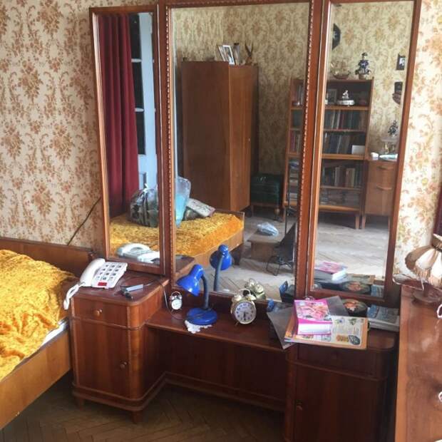 Туалетный столик с трехстворчатыми зеркалами. / Фото: youla.ru Туалетный столик с трехстворчатыми зеркалами. / Фото: youla.ru