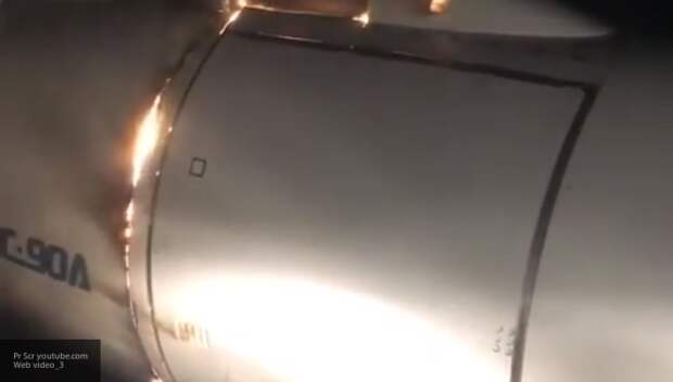 Пассажиры севшего в Уфе Ту-204 засняли на видео горящий двигатель самолета