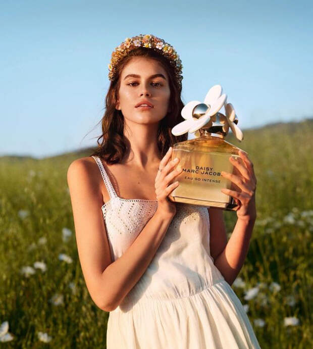 Кайя Гербер в белом платье снялась для новой рекламной кампании известного бренда