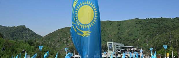 Государственный флаг подняли в Алматы