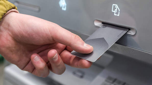 KP.RU: 65% россиян передают свои банковские карты родственникам