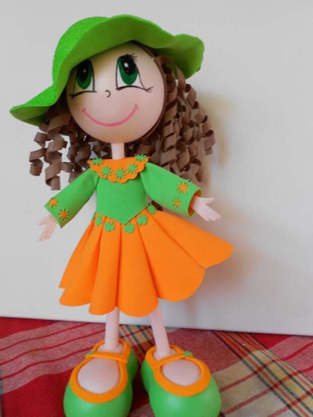 Кукла из фоамирана может быть одета в самые яркие и необычные наряды