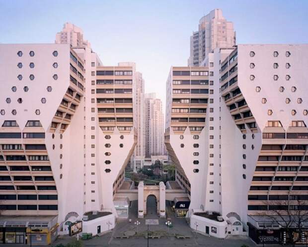 Грандиозные монументальные здания, созданные в 1950-1980 гг. в пригороде Парижа. | Фото: Laurent Kronental/ cameralabs.org.