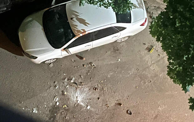 В Рязани неизвестный бросал банки из окна на припаркованные машины