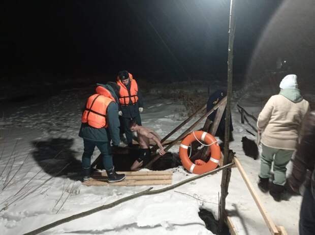 Глава округа в Тверской области приехала ночью к крещенской проруби
